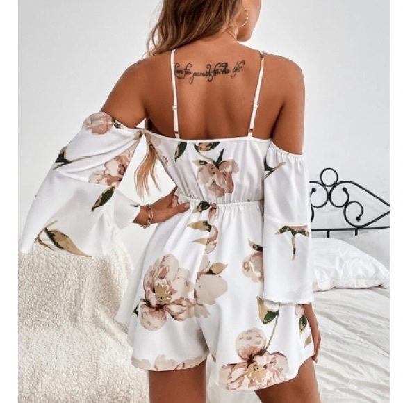 Boho floral print crisscross open back romper - Picture 3 of 5